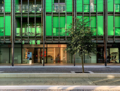 Renzo Piano Building Workshop, dettaglio di uno degli edifici del quartiere affacciato su una delle vie interne, con canale d'acqua, Trento