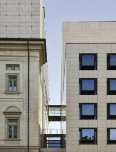 Dettaglio prospetto principale con il contesto, Teatro alla Scala, Mario Botta e Emilio Pizzi, Milano (© Enrico Cano)