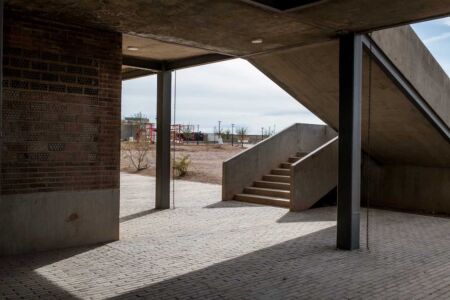 Fernanda Canales, Dettaglio del piano terra della biblioteca, Agua Prieta