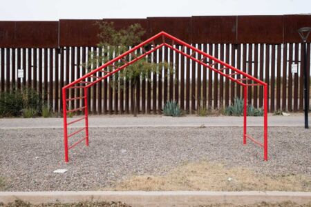 Fernanda Canales, dettaglio del muro di confine, Agua Prieta