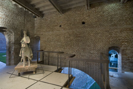 La Torre dell'Orologio con la statua di Mastino II nell'allestimento di Giuseppe Tommasi, Castelvecchio (© Sergio Benaglia)