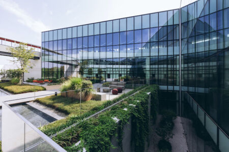 La corte interna, dove trovano posto le collezioni ceramiche per l'outdoor (foto Mauro Davoli)