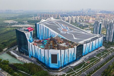 L SNOW Indoor Skiing Theme Resort, Shanghai (© VCG:GettyImages)