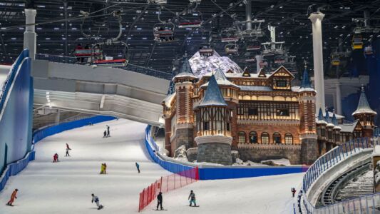 L SNOW Indoor Skiing Theme Resort, Shanghai (© VCG:GettyImages)