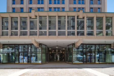 Hines / Asti Architetti, Ingresso Torre Velasca, Milano, intervento di restauro, 2024 (© Giacomo Albo)