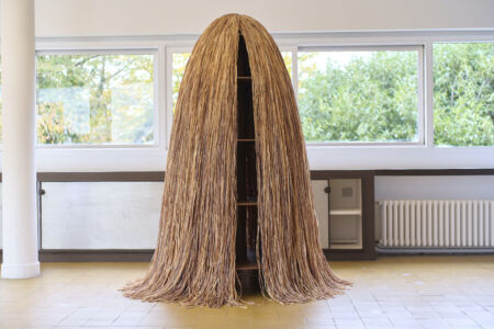 Exposition Natures intérieures à la villa Savoye, étagère Cabana de Fernando et Humberto Campana (© Benjamin Gavaudo, courtesy CMN)