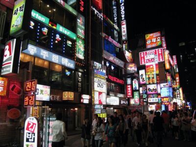 La realtà informale dell’animata notte di Gangnam, Seuol (© Wikipedia commons, Gangnam)