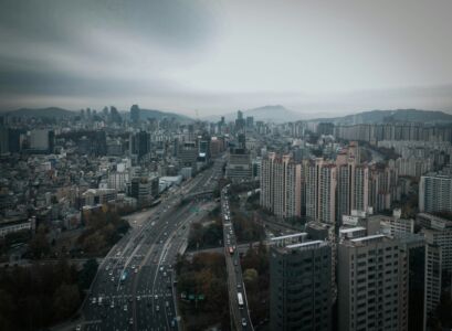 Il contrasto tra edifici di edilizia sociale e lo skyline contemporaneo, Seuol (© Wikipedia commons, Gangnam)