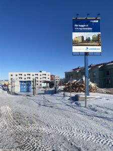 L'archiviaggio Kiruna. I cartelloni pubblicitari segnano i cantieri della città nuova (© Aurora Riviezzo)