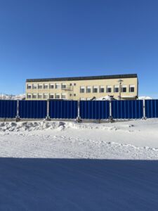 L'archiviaggio Kiruna. Il sistema di transenne che circonda un edificio pubblico demolizione (© Aurora Riviezzo)