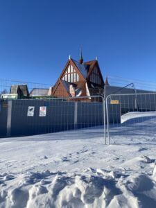 L'archiviaggio Kiruna. Le transenne che delimitano il cantire della Chiesa che sarà spostata (© Aurora Riviezzo)