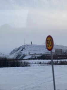 L'archiviaggio Kiruna. Una fotografia della miniera dal bus durante il tour (© Aurora Riviezzo)