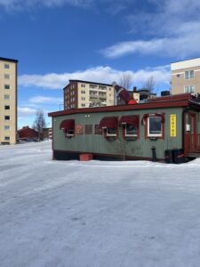 L'archiviaggio Kiruna. Uno dei pub di Kiruna in un quartiere residenziale a ridosso dell'area in demolizione (© Aurora Riviezzo)