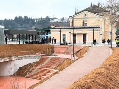 Vista della stazione e dell’ingresso del sottopassaggio, Sadar+Vuga,
Gorizia e Nova Gorizia (© Bostjan Vuga)