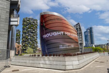 Piazza Gae Aulenti (© Alessandro Russotti, Salone del Mobile Milano 2025)