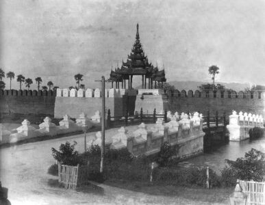 Ingresso del Palazzo di Mandalay nel 1855-1925 (© wikimedia)