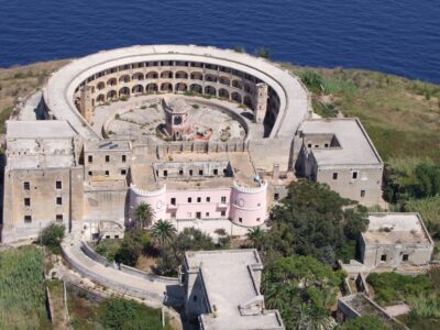 L’ex carcere sull’isola di Santo Stefano di Ventotene (immagine
fornite dal Commissario straordinario del Governo)