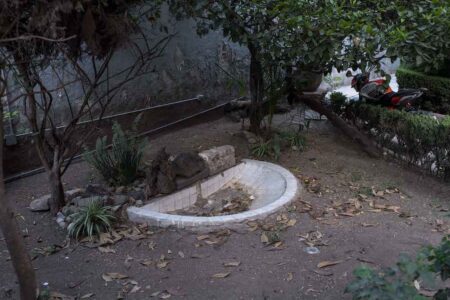 Fontanella decorativa in disuso in un giardino domestico della Colonia Centro