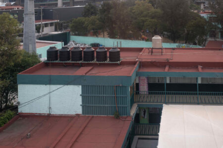 Serbatoi d’acqua su una scuola pubblica nella zona ovest di Città del Messico