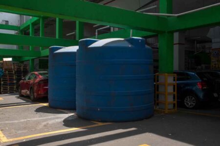 Serbatoi d’acqua nel parcheggio di un supermercato a Iztapalapa, Città del Messico