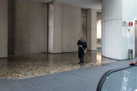 Estetizzazione idrica negli spazi commerciali di Reforma 222, Città del Messico. Un addetto pulisce una superficie rivestita da un velo d’acqua decorativo all’interno del complesso