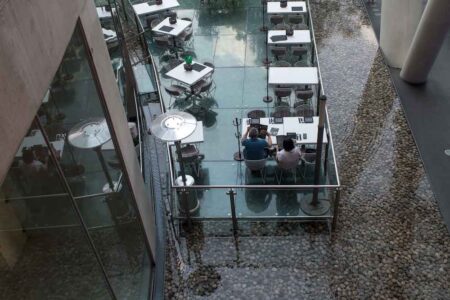 Spazio esterno del centro commerciale Reforma 222 di Teodoro González de León, Città del Messico. L’acqua, impiegata come elemento ornamentale sotto una pedana vetrata, assume qui una funzione estetica e simbolica