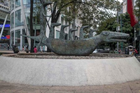 Fontana ornamentale “Lagarto” di Leonora Carrington su Paseo de la Reforma, asciutta. Sullo sfondo il centro commerciale Reforma 222