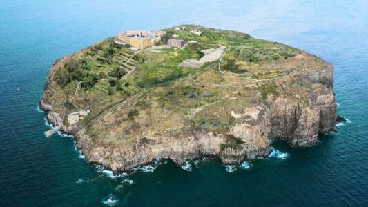 L’ex carcere sull’isola di Santo Stefano di Ventotene (immagine
fornite dal Commissario straordinario del Governo)