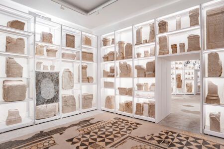 Barbara Pelizzon, Fuori Posto, vista dell'installazione, Museo archeologico nazionale, Aquileia, 2025 (@Nico Covre)