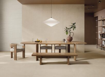 Luminoso living. Sulla parete frontale e a pavimento è visibile la finitura Beige, rispettivamente nei formati 120x278 e 60X120. Sulla sinistra, il decoro Plisse (20x120) che restituisce un gradevole effetto decorativo, utile per esempio a creare boiserie o a rivestire pareti curve (grazie a un sistema di bacchette di 2 x 120 cm, incollate su rete in serie di 10)