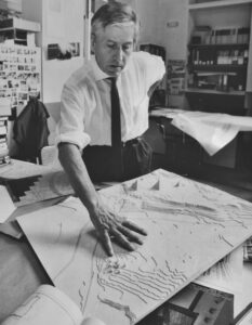 Andrea Bruno nello studio torinese in via Asti 17 con il plastico per il nuovo Museo Egizio a Il Cairo, 1994 (©Archivio Andrea Bruno)