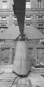 Il cantiere di Palazzo Carignano negli anni ottanta. Dettaglio del pilastro della copertura della sala ipogea (©Archivio Andrea Bruno)