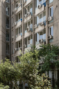 Un caso di schiacciamento dello spazio pubblico, da parte dello sviluppo del costruito (© Giulio Marzullo)