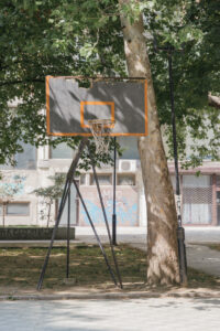 Un’area sportiva ad uso pubblico all’interno dei quartieri di epoca socialista (© Giulio Marzullo)