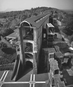 Restauro e sistemazione museale della Manica Lunga del Castello di Rivoli (1984-2000). Veduta aerea dopo il restauro (©Archivio Andrea Bruno)