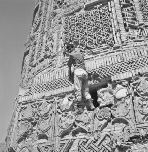 Andrea Bruno sul minareto, 1961 (©Archivio Andrea Bruno)