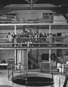 Andrea Bruno insieme ai soci e collaboratori nello studio torinese in via Asti 17, 1995 (©Archivio Andrea Bruno)