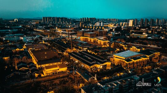 Taoxichuan Southwest, l’ambito da cui partirono le opere di trasformazione. Si nota il criterio di scomposizione dei grandi tetti industriali per ricondurli a un tessuto urbano, oltre che – sulla destra - il nuovo edificio di residenze per artisti e studenti che circonda il lotto