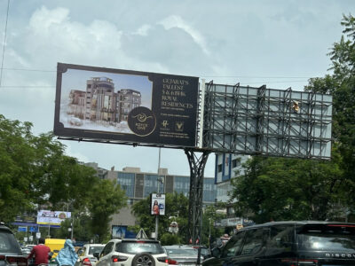 Pubblicità immobiliare lungo le strade di Ahmedabad (© Tommaso Mauro)