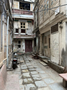 Via del centro storico di Ahmedabad, (© Tommaso Mauro)