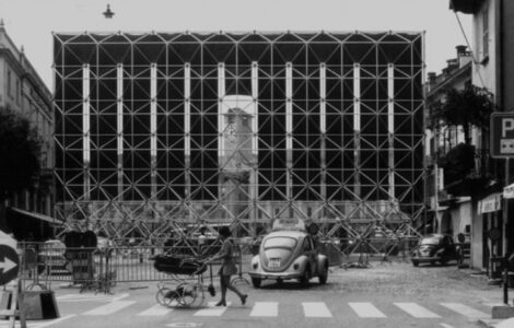 Immagine storica del 1971: lo schermo progettato da Livio Vacchini per Locarno (http://www.studiovacchini.ch/opere/42)