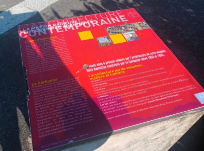 Rezé, Unité d'Habitation, Le Corbusier, pannello alla fermata del bus