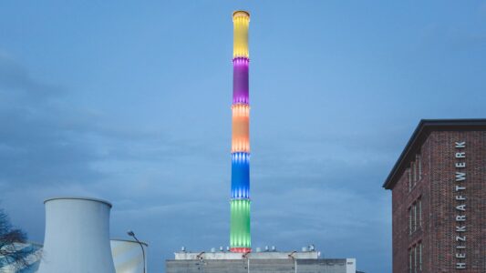 Chemnitz, la ciminiera di Daniel Buren (dal sito ww.begehungen-festival.de)