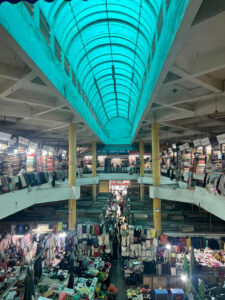 L’interno del mercato di Cho Hom (© Luca Bonazzi)