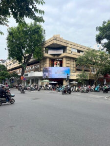 L’esterno del mercato di Cho Hom (© Luca Bonazzi)