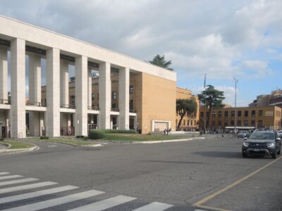 L’ingresso da Viale delle Scienze con i propilei di Arnaldo Foschini (© Guia Baratelli)