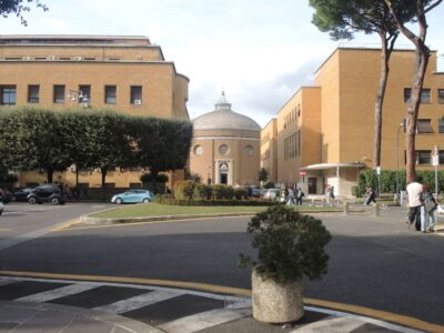 La Cappella di Marcello Piacentini dal viale Centrale della Città Universitaria (© Guia Baratelli)