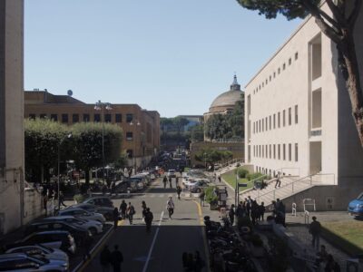 Vista laterale della piazza centrale, sulla destra l’Istituto di Mineralogia di Giovanni Michelucci (© Guia Baratelli)