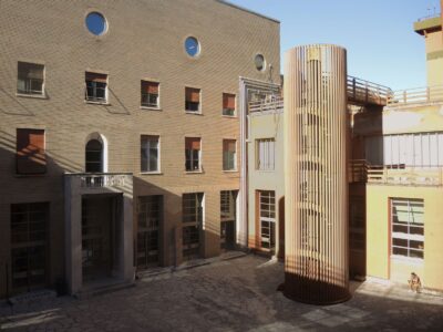 Piazza interna della Scuola di Matematica di Gio Ponti (© Guia Baratelli)