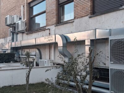 Impianti sulla facciata laterale dell’Istituto di Fisica (© Guia Baratelli)